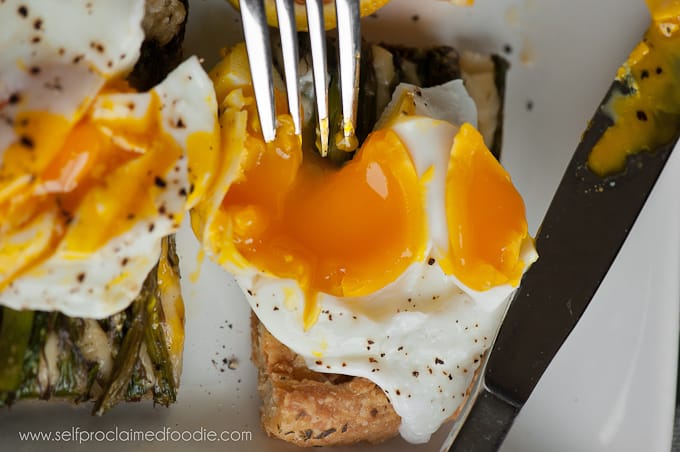 the-perfect-poached-egg-yolk