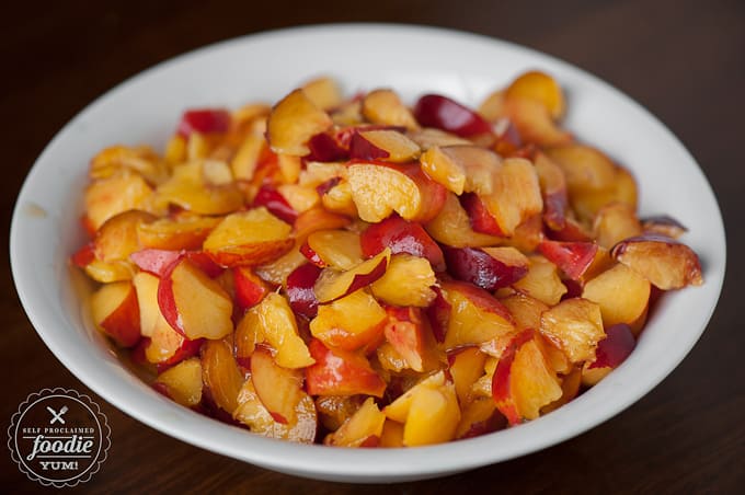 a bowl of cut nectarine pieces