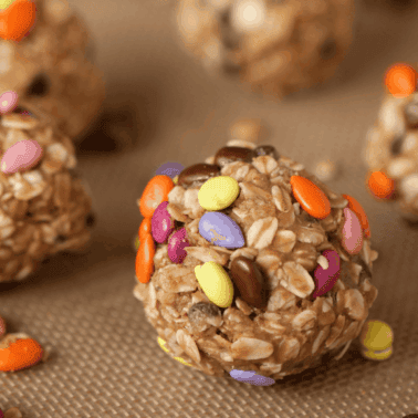 no bake oat balls with sunflower seeds and chocolate.