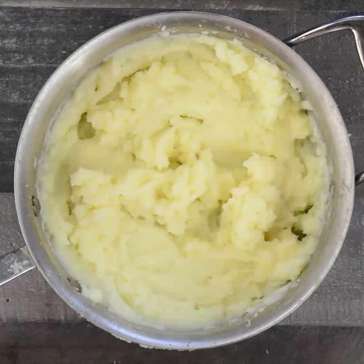 mashed potatoes in pot.