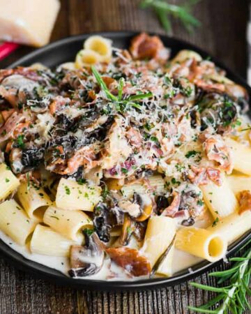 creamy rigatoni pasta with mushrooms and prosciutto