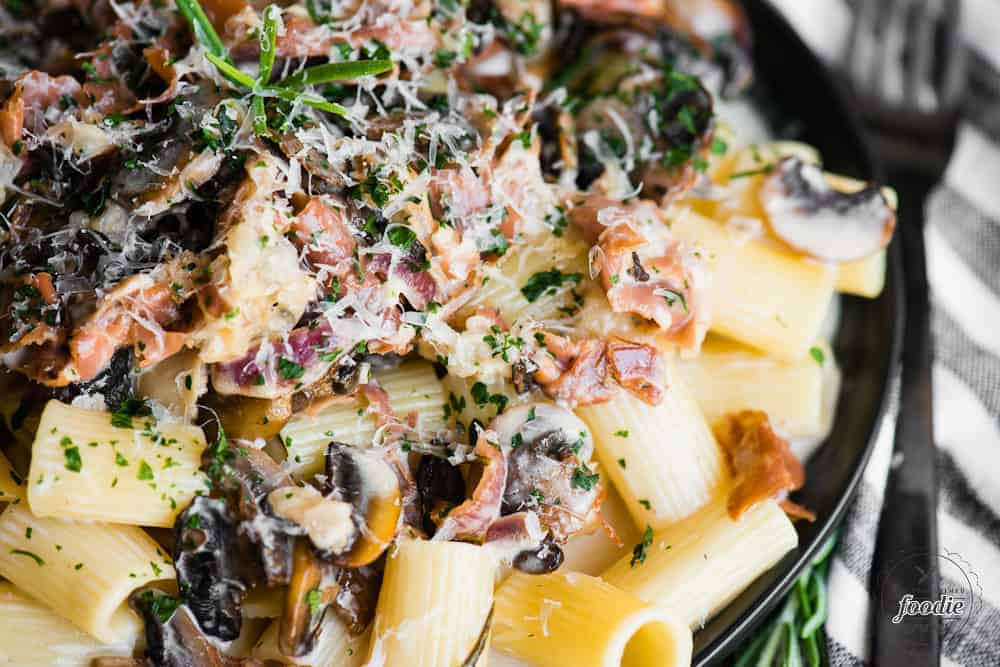 creamy rigatoni pasta with mushrooms and prosciutto