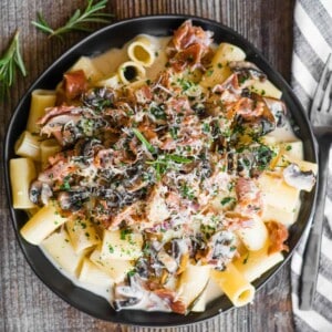 creamy rigatoni pasta with mushrooms and prosciutto