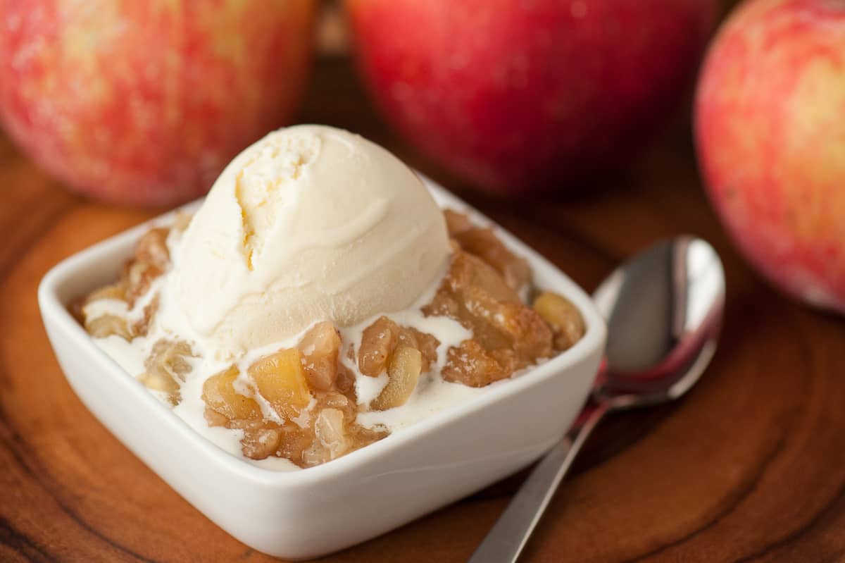 https://selfproclaimedfoodie.com/wp-content/uploads/apple-brown-betty-3.jpg