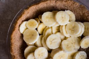 How to arrange banana slices for Banana Cream Pie recipe