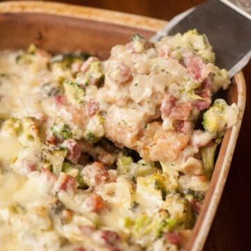 If you're craving some good old fashioned comfort food, this Cheesy Ham & Broccoli Tater Tot Casserole is sure to satisfy and makes for a tasty dinner.