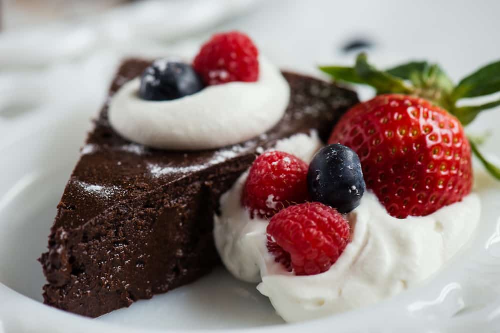 how to make flourless chocolate cake with chocolate chips