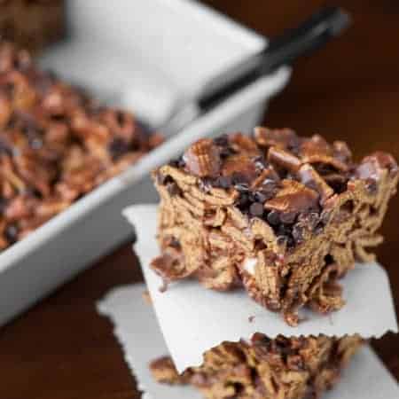 Everyone loves s'mores and everyone loves marshmallow cereal treats, so why not combine the best of both worlds and make some Golden Grahams S'mores!