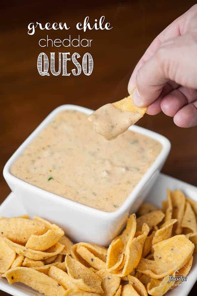 inmersión de chips de maíz en salsa de queso caliente