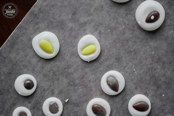 2 Ways to Make Edible Googly Eyes 