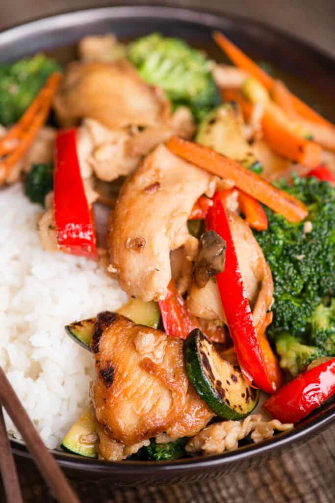 hunan chicken with peppers, onions, broccoli, carrots and zucchini