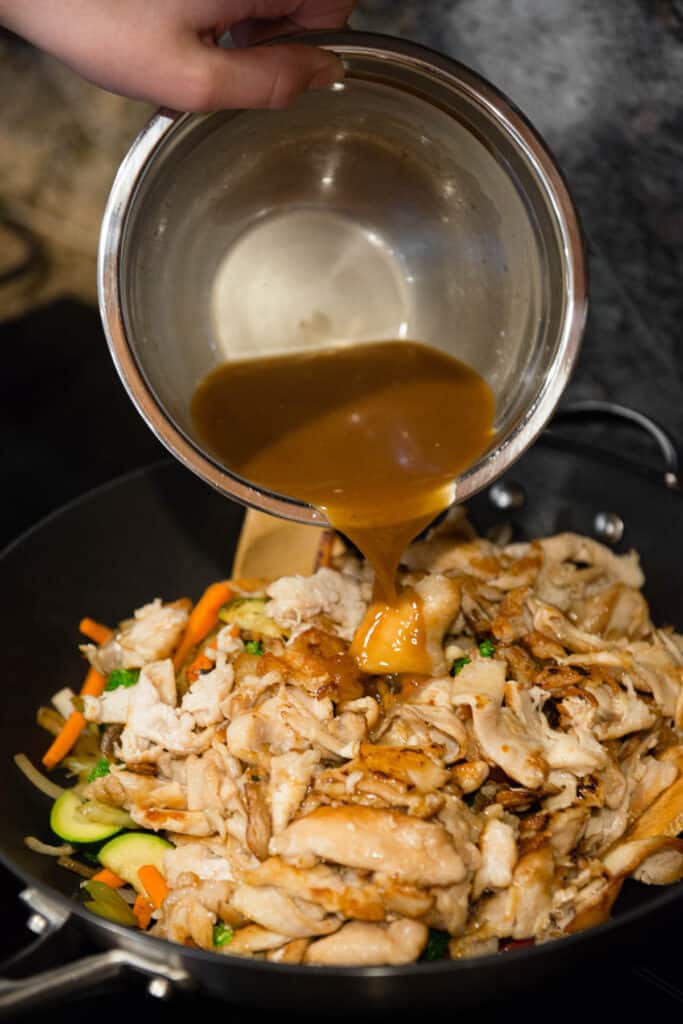 pouring Hunan sauce over chicken