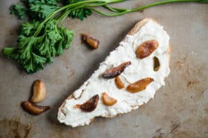 bread topped with horseradish and mayo and roasted garlic for sandwich recipe