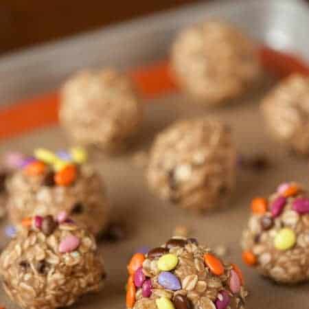 No Bake Chocolate Sunflower Oat Balls are healthy nut-free snacks that are high in protein and fiber and fit perfectly into your child's lunch box.