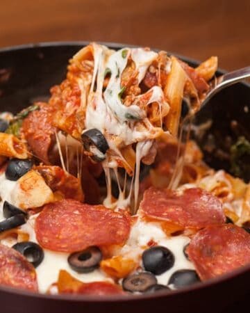 Dinner doesn't get much better than this One Pot Cheesy Pizza Pasta Bake which is easy to make comfort food that is oh-so-delicious .