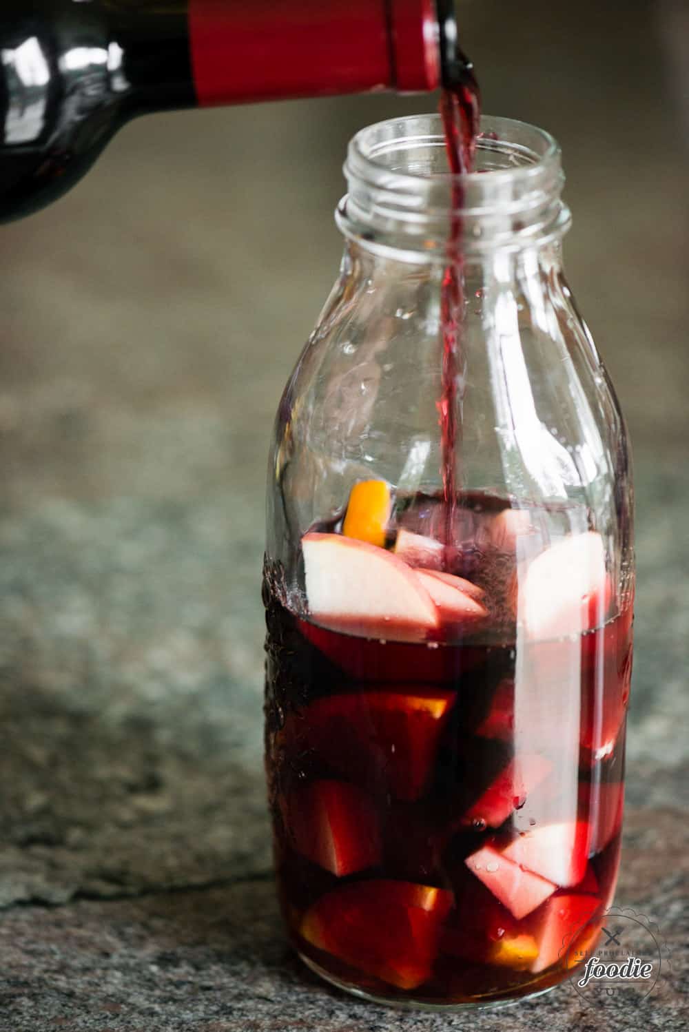 How to make sangria with red wine and fruit