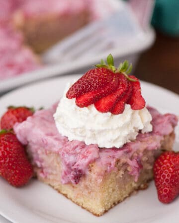 vanilla cake with strawberries and sweetened condensed cream