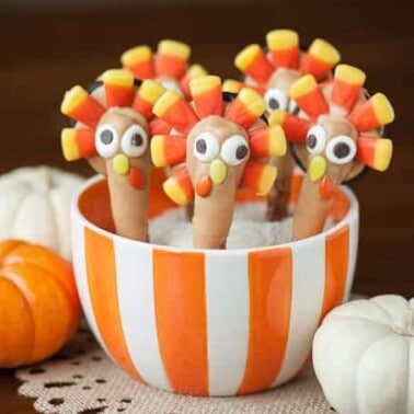 These Thanksgiving Turkey Pretzel Treats are super fun and easy to make. The kids will absolutely love them and they actually taste really good too!