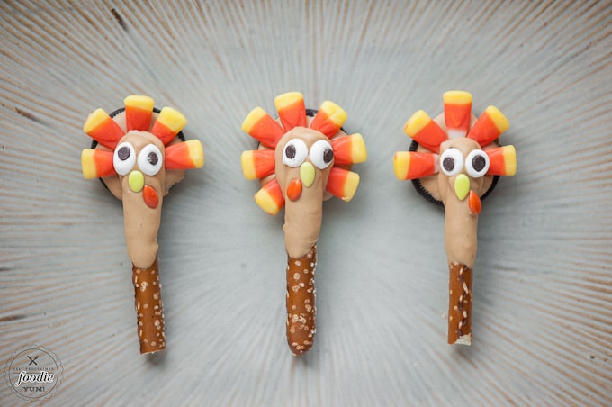 pretzel rods made to look like turkeys for Thanksgiving