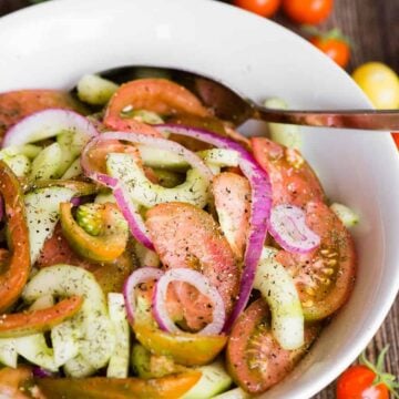 ensalada de pepino de tomate marinado con cebolla roja