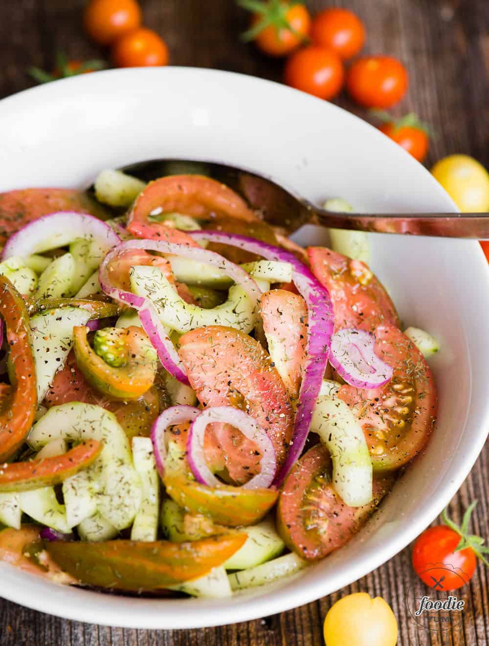 salade de concombre aux tomates marinées aux oignons rouges